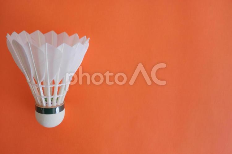 シャトル（左・背景オレンジ） バドミントン,シャトル,コピースペースの写真素材