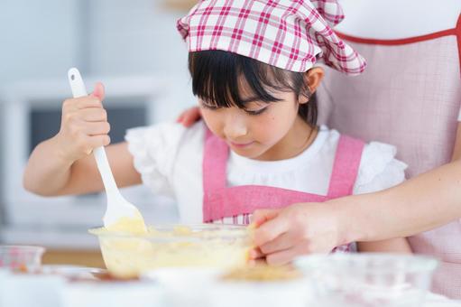 クッキングを楽しむ可愛らしい子どもの姿 女の子,小学生,日本人の写真素材
