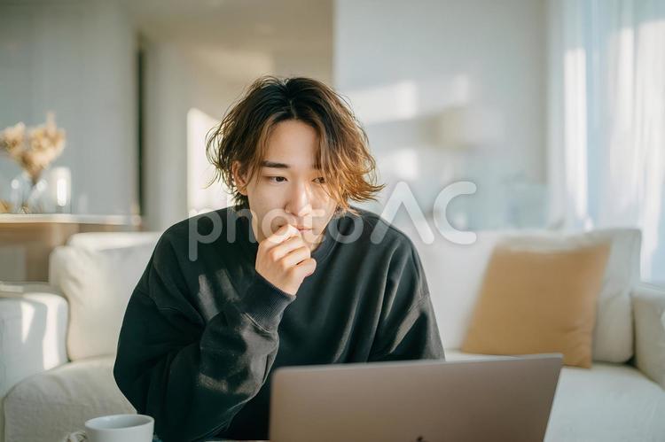 自宅で思索にふける若いアジア人男性 若いアジア人男性,思索,考えるの写真素材