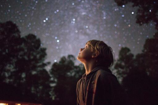 天の川を見上げる少年 天の川を見上げる少年の写真