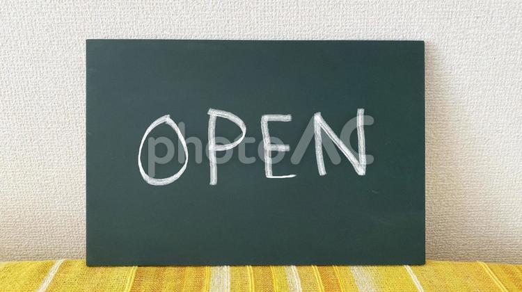 黒板にOPENの文字と黄色い布 黒板,開店,チョークの写真素材