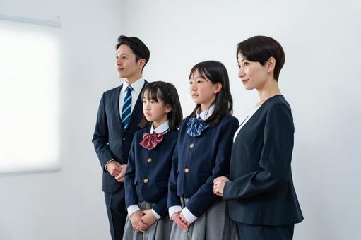 スーツを着た男女と制服を着た女の子二人 スーツを着た男女と制服を着た女の子二人 入学式,父母,母親の写真素材