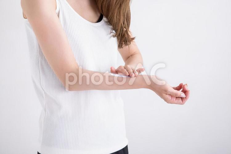 日焼け止めを塗る女性　 女性,日焼け止め,uvの写真素材