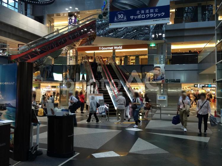 エスカレーターと吹き抜けの空港ターミナル 新千歳空港,グルメワールド,空港の写真素材