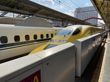 ドクターイエロー（岡山駅） ドクターイエロー,新幹線,ホームの写真素材