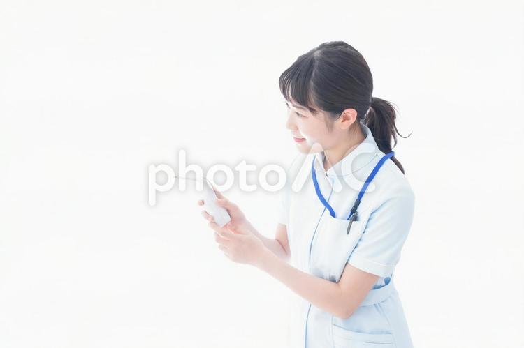 体温測定をする若い看護師 体温計,風邪,病気の写真素材