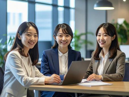 会議中の女性3人組 会議中の女性3人組の写真