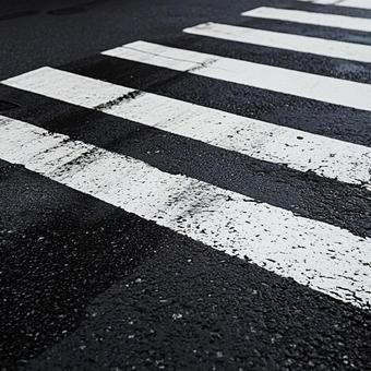アスファルトと白線の道路風景 アスファルトと白線の道路風景の写真