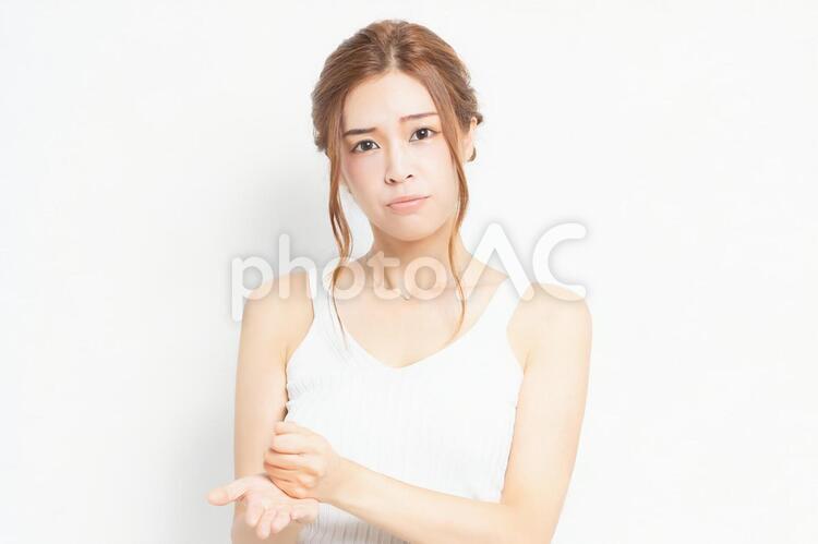 納得したジェスチャーをする若い女性 女性,納得,解決の写真素材