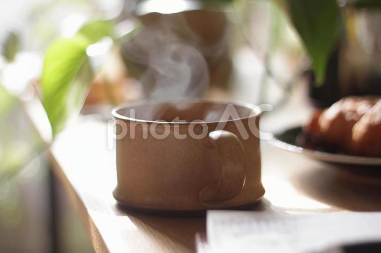 コーヒーの湯気とクロワッサン 珈琲,コーヒー,植物の写真素材
