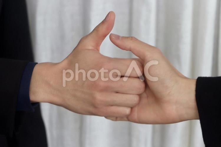 グーサインする男性の手 グーサイン,握手,グーの写真素材