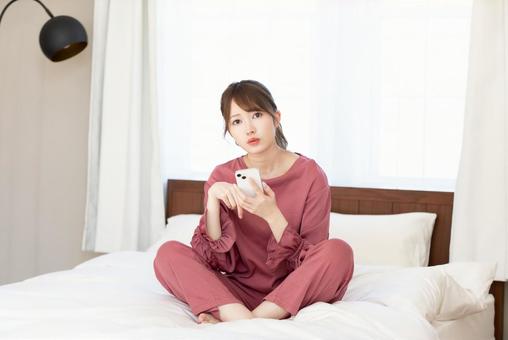 寝室でくつろぐ女性 寝室でくつろぐ女性の写真
