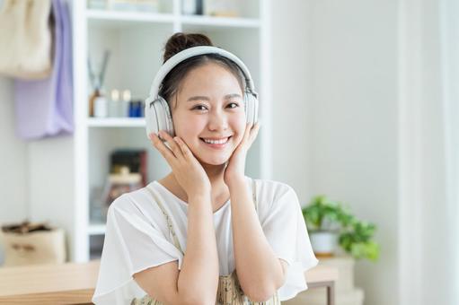 音楽を聴く若い女性 音楽,笑顔,女性の写真素材