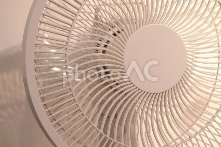扇風機 夏の熱中症対策イメージ画像無料 扇風機,熱中症対策,猛暑の写真素材