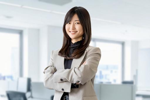 腕を組んで微笑む女性・ビジネスウーマン 女性,笑顔,微笑むの写真素材