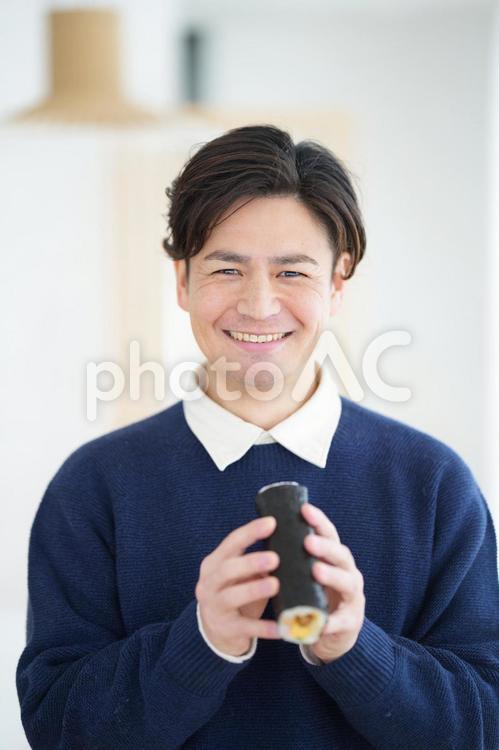 太巻きを持っている男性 男性,人物,長袖の写真素材