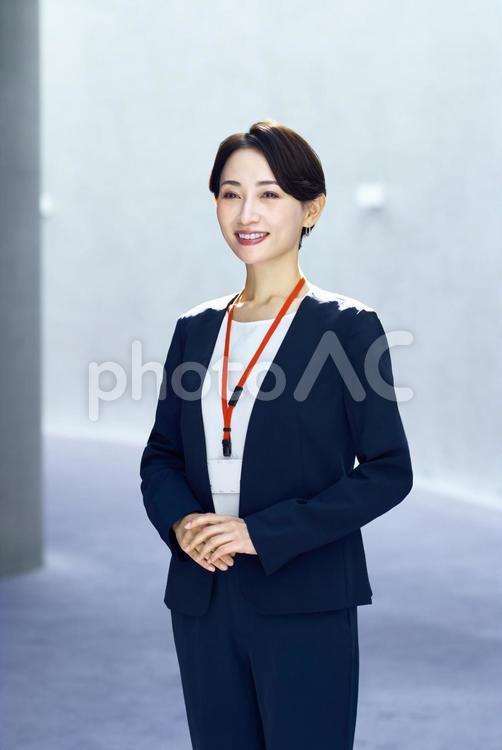 挨拶するスーツの女性　ビジネス　誠実 ビジネス,キャリアウーマン,挨拶の写真素材