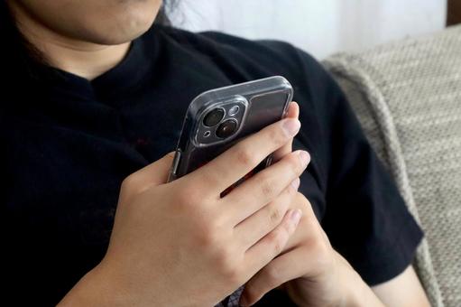 スマホを持つ男性の手 スマホを持つ男性の手 スマホ,男性,ビジネスの写真素材