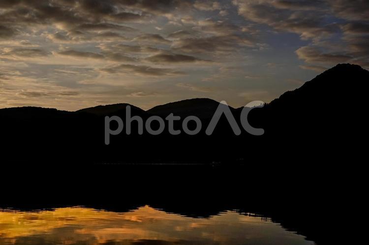＜五島の風景＞夜明けの太陽と海 風景,空,海の写真素材
