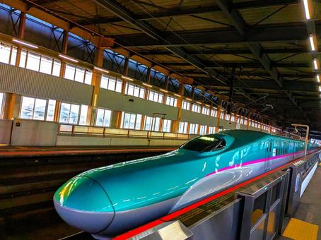 E5系 東北新幹線(ハイコントラスト) E5系 東北新幹線(ハイコントラスト) はやぶさ,e5形,新幹線の写真素材