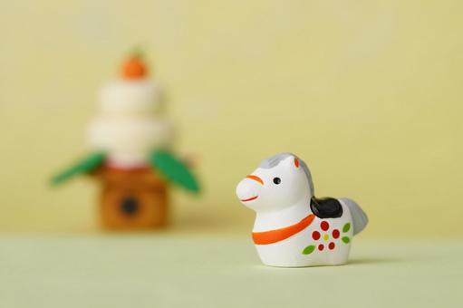 鏡餅を背にした午の置物 鏡餅を背にした午の置物 干支,午,馬の写真素材