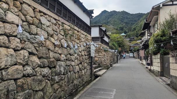 嚴島神社の裏参道宮島の滝小路 嚴島神社の裏参道宮島の滝小路の写真