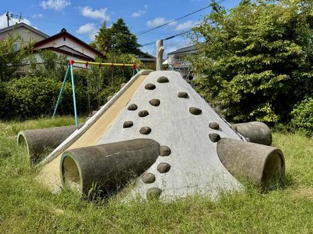 公園のコンクリートでできた滑り台 公園のコンクリートでできた滑り台 スロープ,コンクリート,ベンチの写真素材
