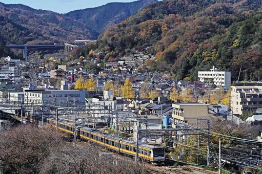 中央線と田舎の風景、紅葉の季節 中央線と田舎の風景、紅葉の季節 中央線,小仏峠,高尾山の写真素材