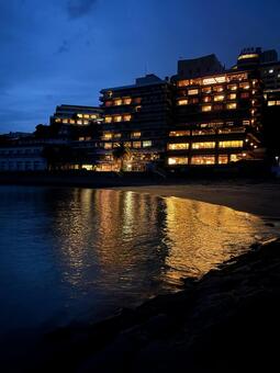 愛知県蒲郡　西浦海岸　夕暮れの海と旅館 西浦海岸,夕景,旅館の写真素材