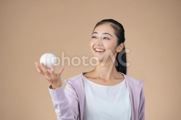 ボールを持って遠くを見る女性 女性,ボール,持つの写真素材
