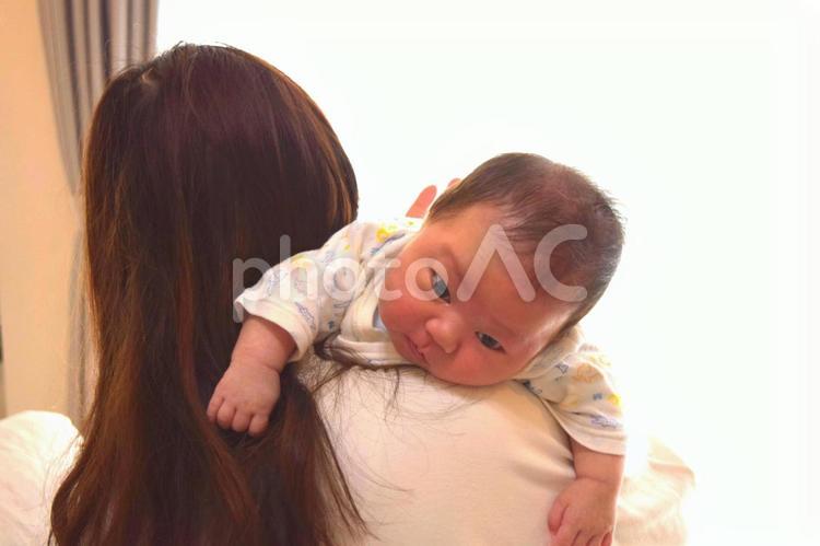 授乳後の赤ちゃんにげっぷさせるママ35日 赤ちゃん,乳児,男児の写真素材