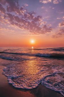 黄金色に輝く穏やかな夕日の写真