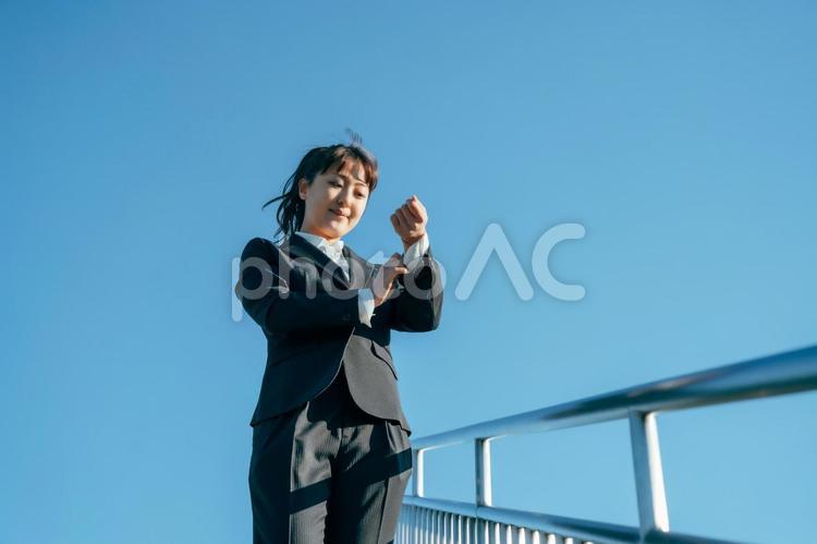 腕時計を見るビジネスウーマン（笑顔） スケジュール,時間,ビジネスの写真素材
