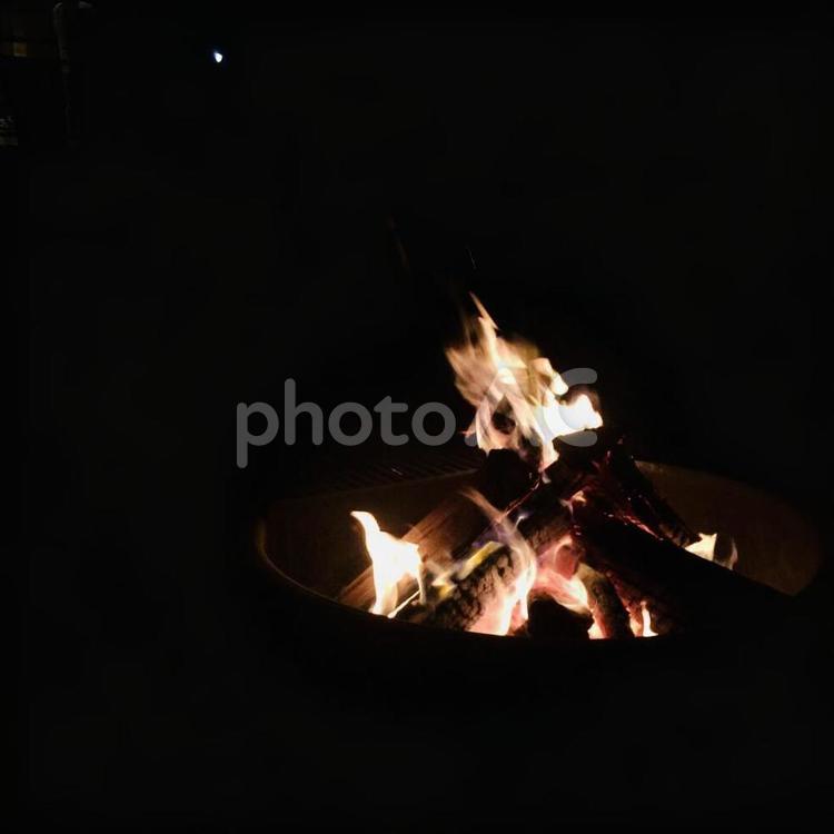 キャンプファイヤー。火。アウトドアで。 夜,火,燃やすの写真素材