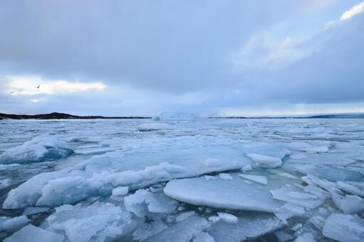 アイスランドの氷河湖に浮かぶ青い氷の塊﻿ アイスランド,氷河湖,氷河の写真素材