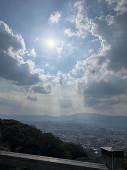 京都の町に降り注ぐ陽光・天使の梯子 京都の町に降り注ぐ陽光・天使の梯子の写真