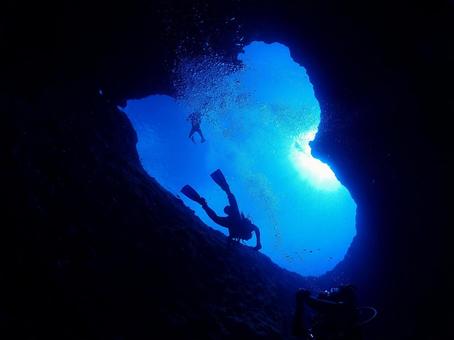 グアムのハートロックとダイバーの写真