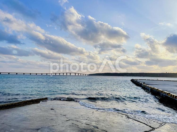 夕暮れの海を繋ぐ架け橋 海鮮丼,丼,海鮮の写真素材