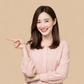 明るい笑顔で何かを示す女性のポートレート 明るい笑顔で何かを示す女性のポートレートの写真