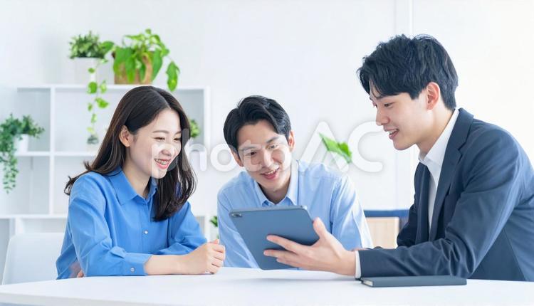 タブレットを使って説明する男性営業マン タブレット,男性営業マン,男性ビジネスマンの写真素材