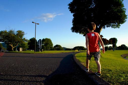 素材>夏休みの夕方に公園を散歩する男の子 素材>夏休みの夕方に公園を散歩する男の子 子供,男性,人物の写真素材