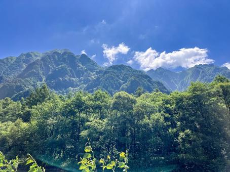 梓川越しに上高地の山々を望む 梓川越しに上高地の山々を望む 上高地,山,山並みの写真素材