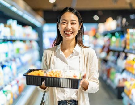 ショッピングする女性の写真