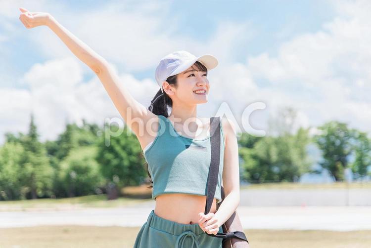 公園で運動するスポーツウェアの日本人女性 ヨガ,uvケア,紫外線の写真素材