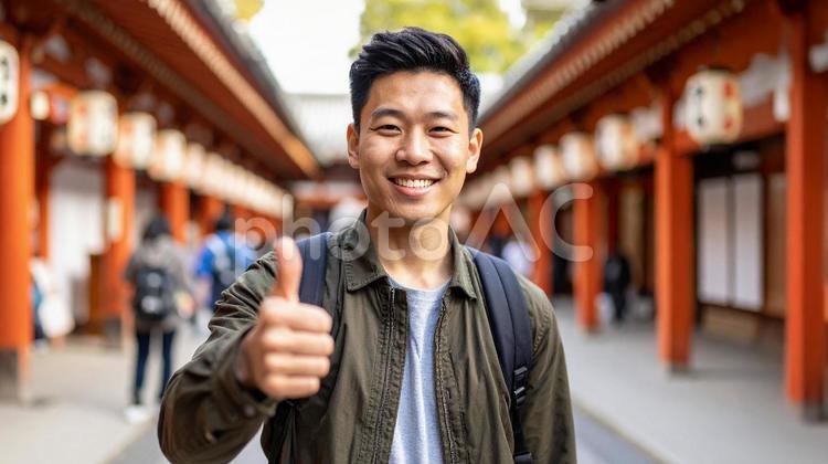サムズアップする日本人男性4 サムズアップ,男性,笑顔の写真素材