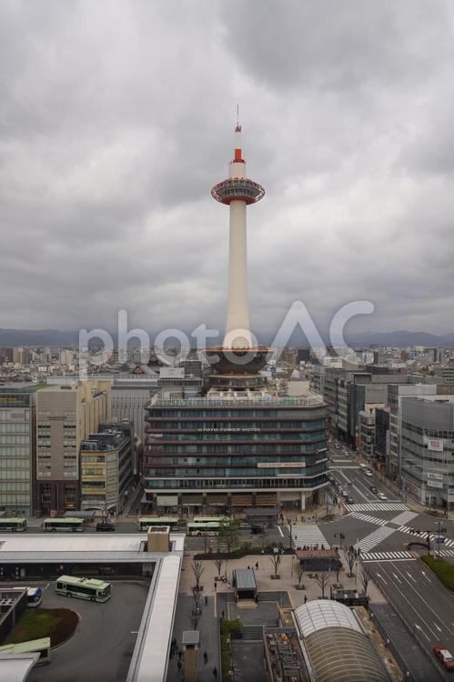 天気の悪い中での京都タワーと京都の街並 京都タワー,京都,京都駅の写真素材