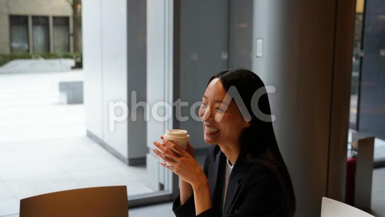 カフェでくつろぐ女性の横顔 女性,コーヒー,カフェの写真素材