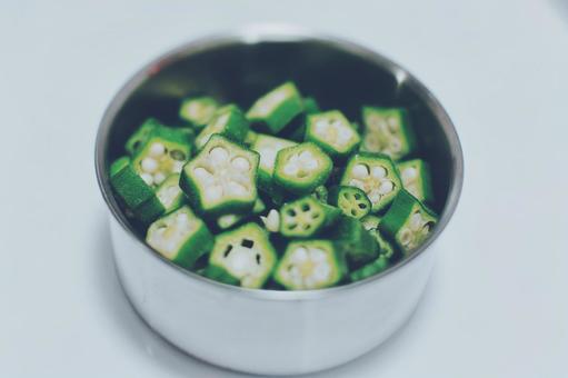 器に入ったオクラの写真