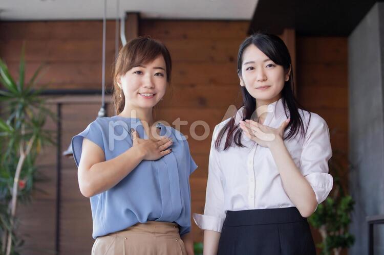 オフィスにいるビジネスウーマン オフィスにいるビジネスウーマン ビジネスウーマン,オフィス,ビジネスの写真素材
