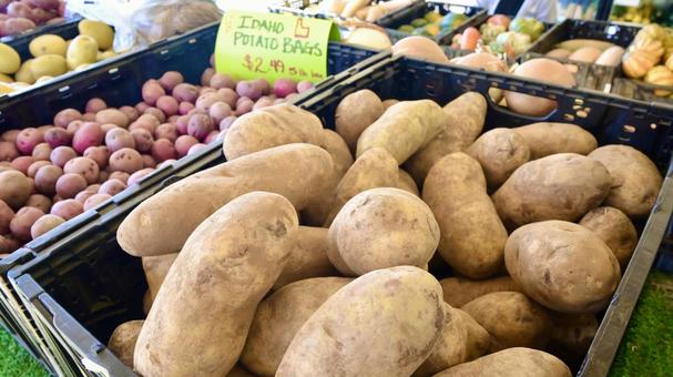 ファーマーズマーケットのじゃがいも ジャガイモ,ポテト,市場の写真素材